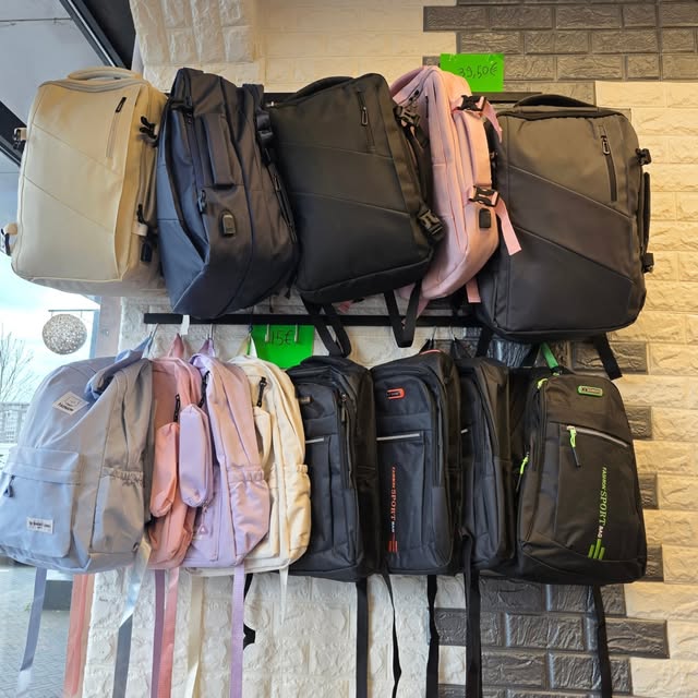 Tassen en rugzakken in de winkel