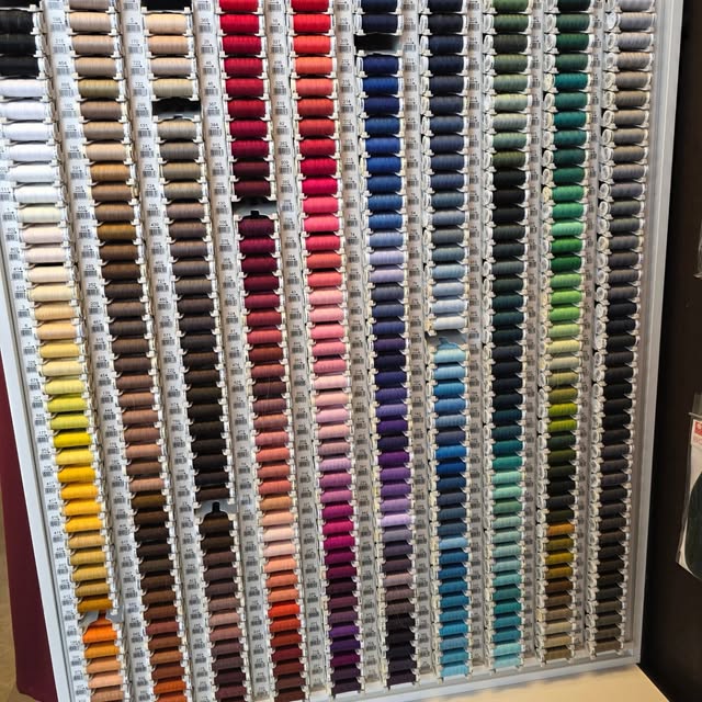 Wand met honderden kleuren garen