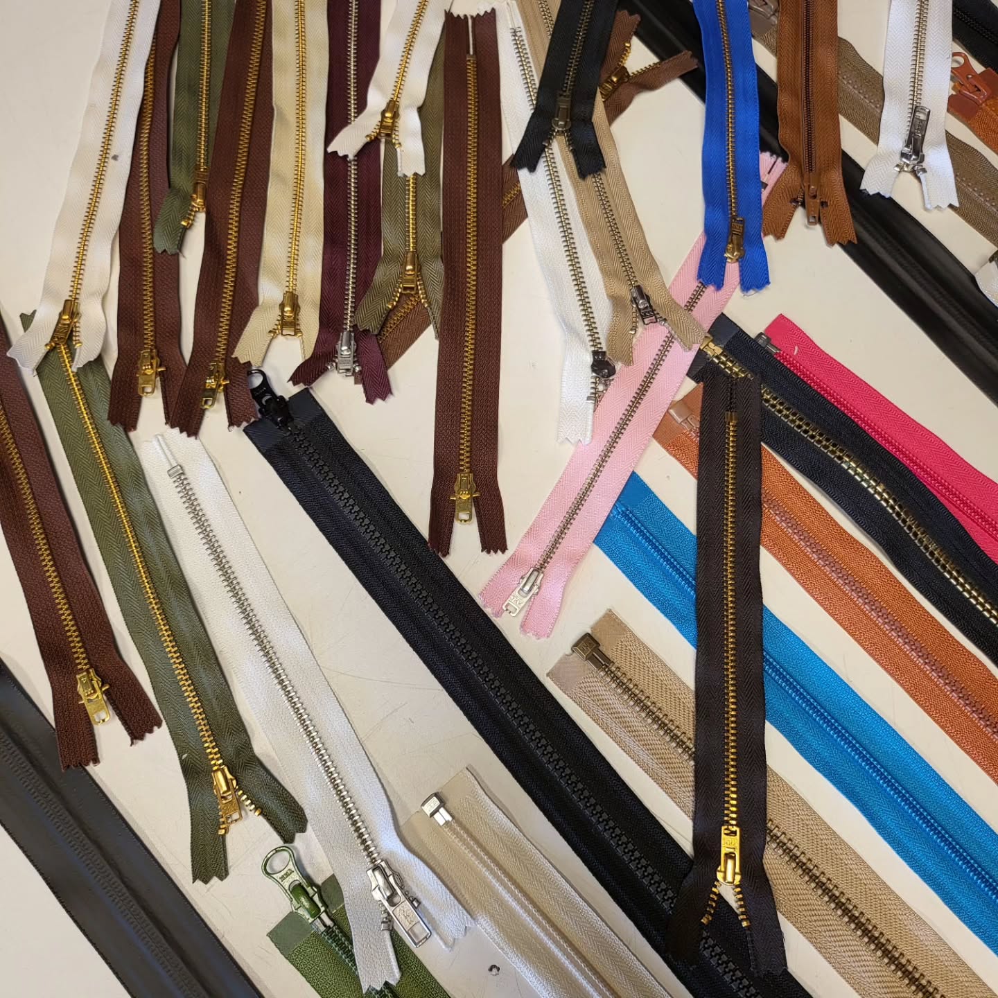 Groot assortiment ritsen in verschillende kleuren