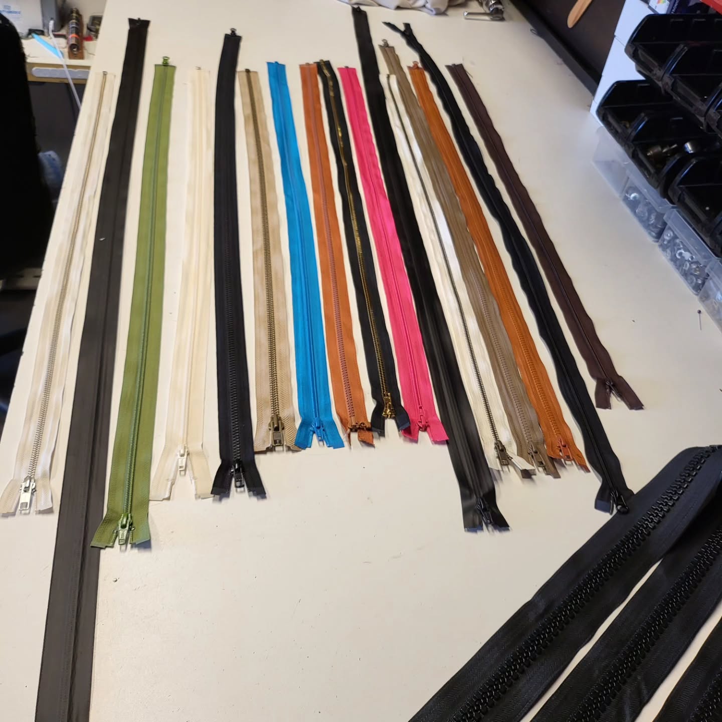Lange ritsen op de werktafel