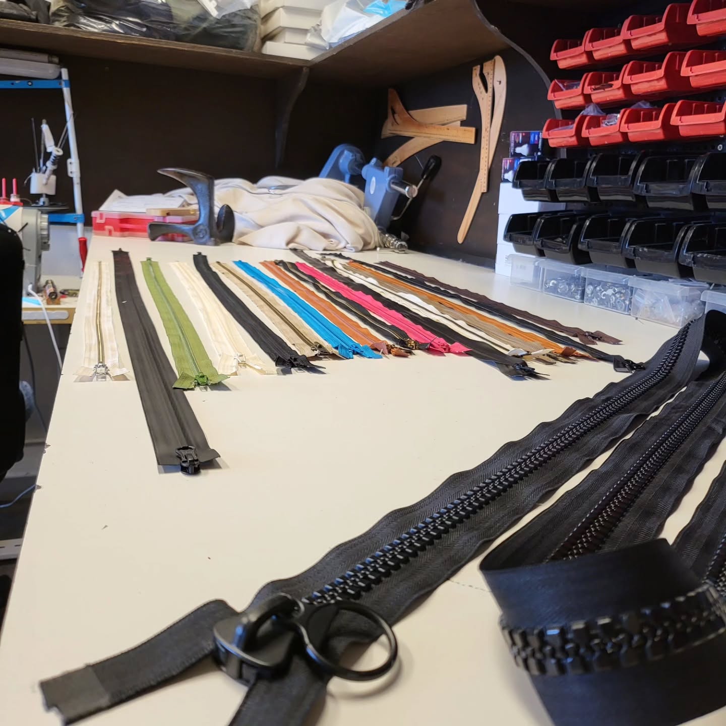 Ritsen en gereedschap in het atelier
